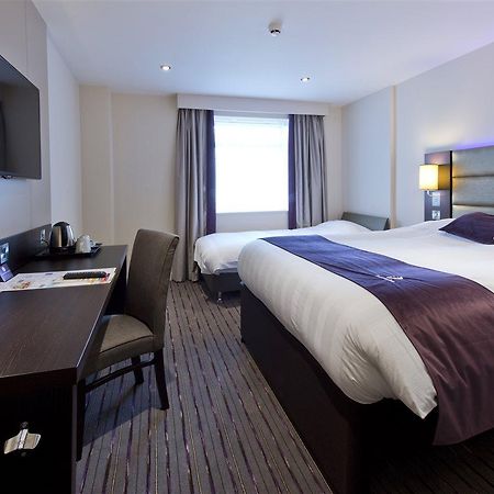 Premier Inn Newbury Town Centre Екстериор снимка