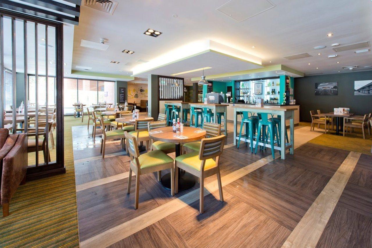 Premier Inn Newbury Town Centre Екстериор снимка