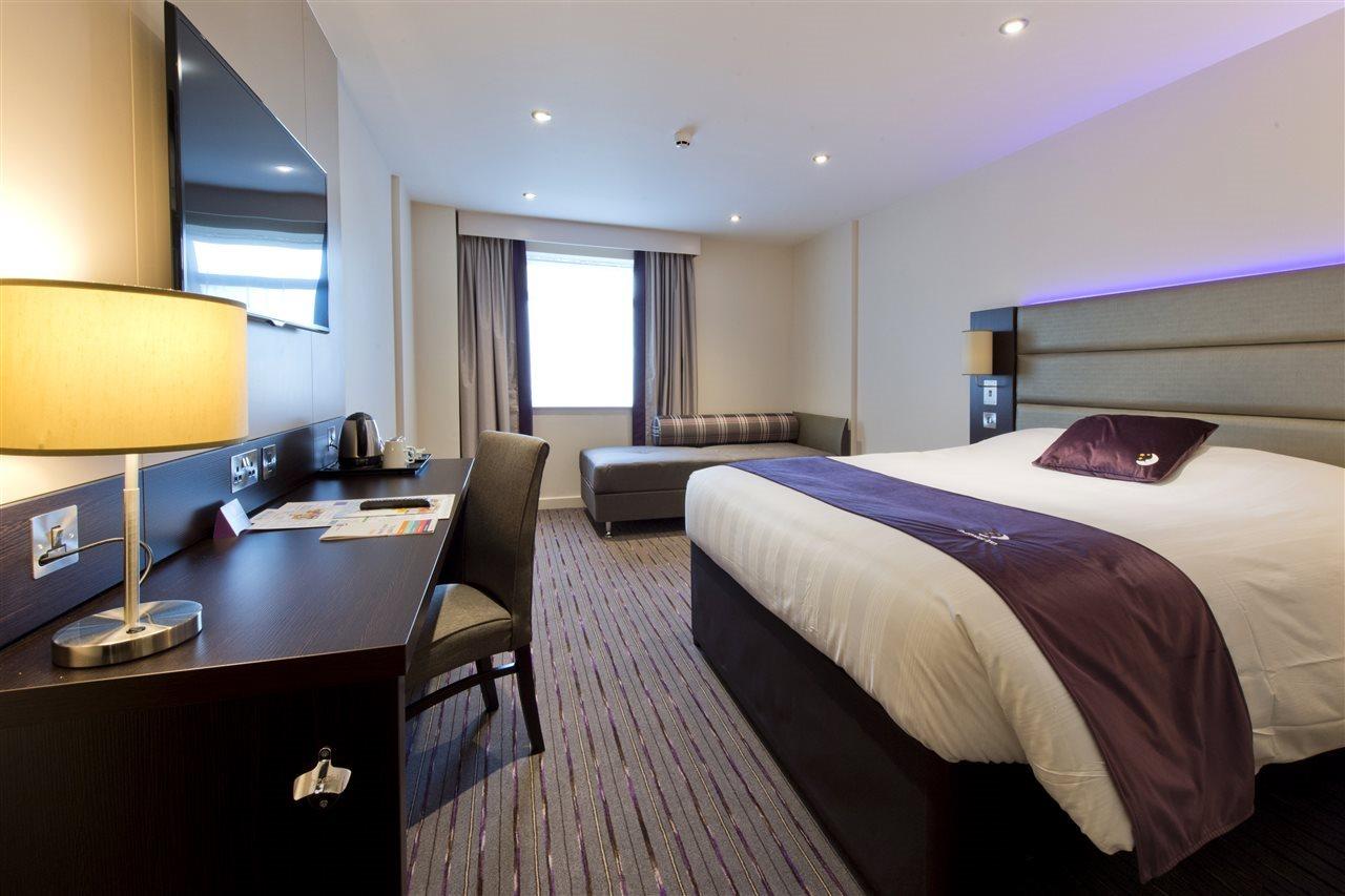 Premier Inn Newbury Town Centre Екстериор снимка